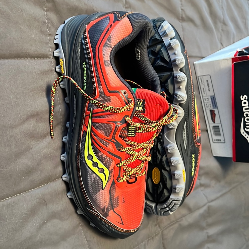Mens Saucony Xodus 6.0 running shoes - size 11 - never worn!